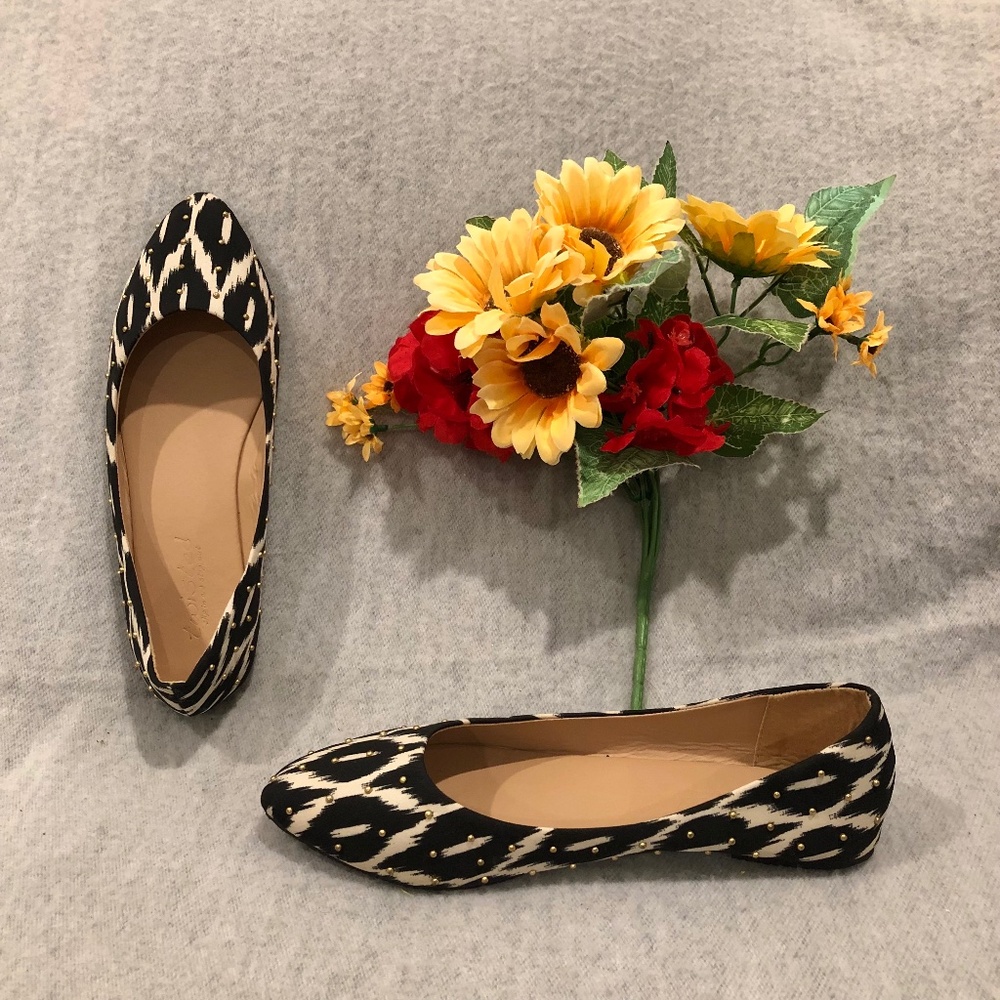 NWOT - Black & White Geometric Print Fabric Flats with Gold Studs